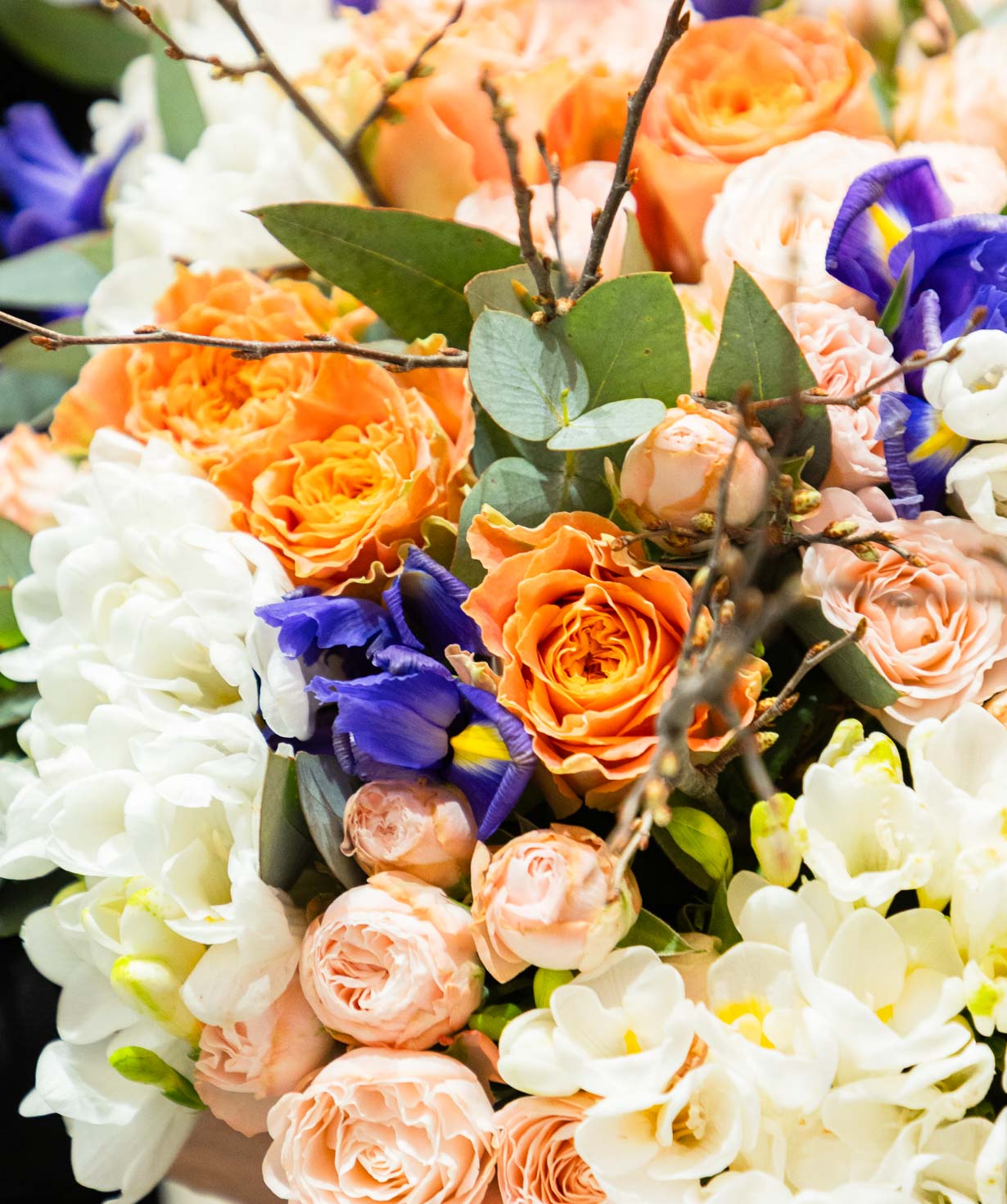 Букет «Aubetin» с розами и фрезиями