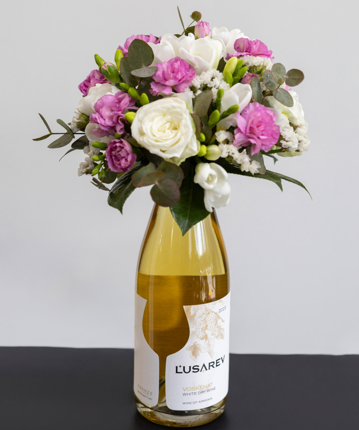 Կոմպոզիցիա «Lusarev Wines» Գինով և ծաղիկներով №2