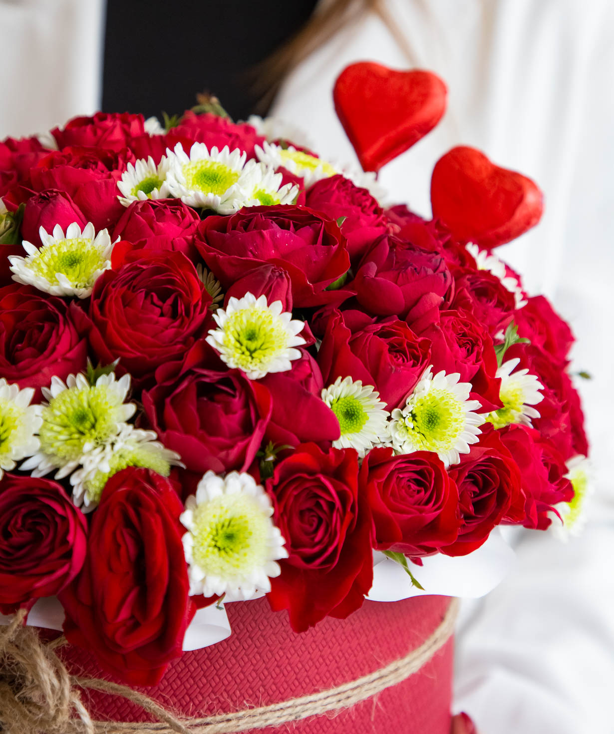 Композиция ''Кампанья'' с хризантемами и кустовыми розами