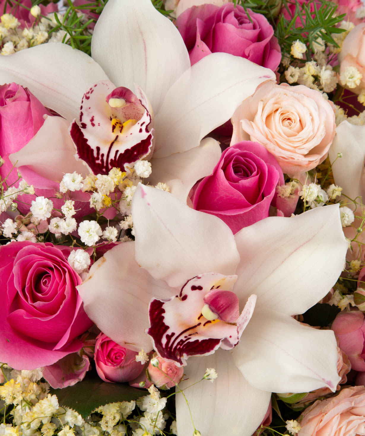 Композиция `Брегенц` с розами, орхидеями и гипсофилой