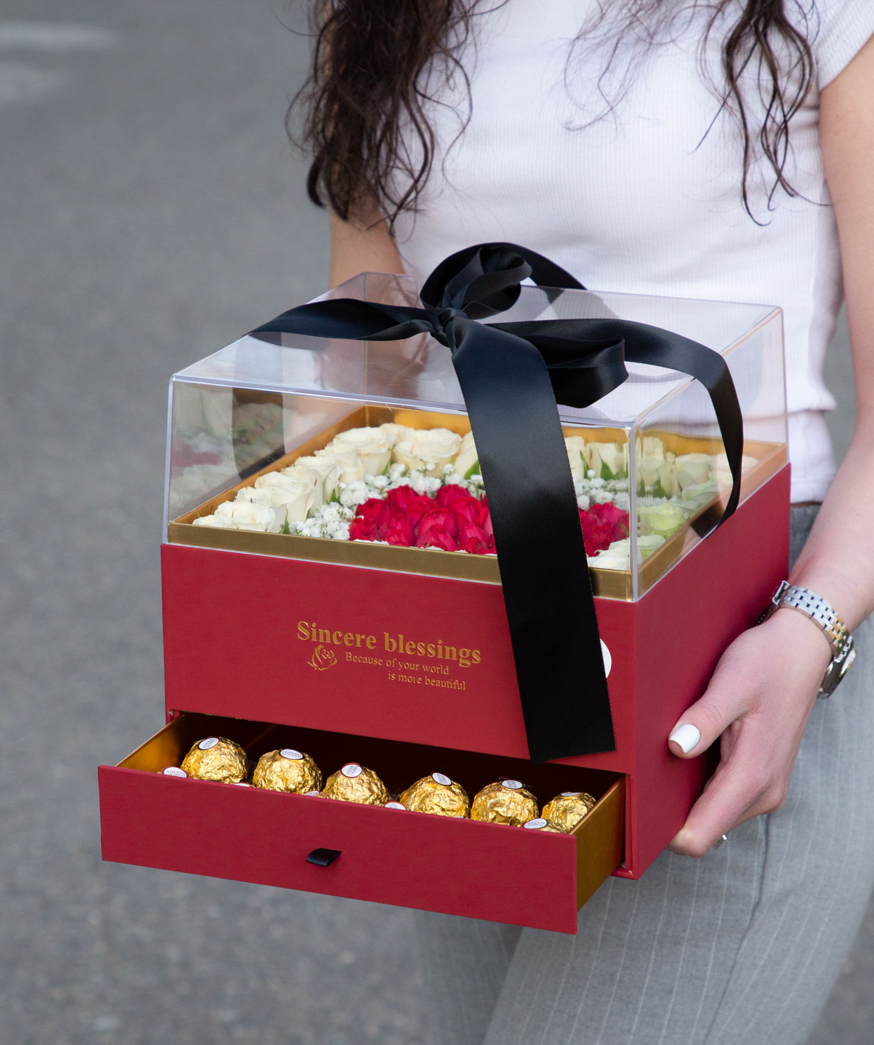 Композиция `Артемида` с цветами и шоколадными конфетами