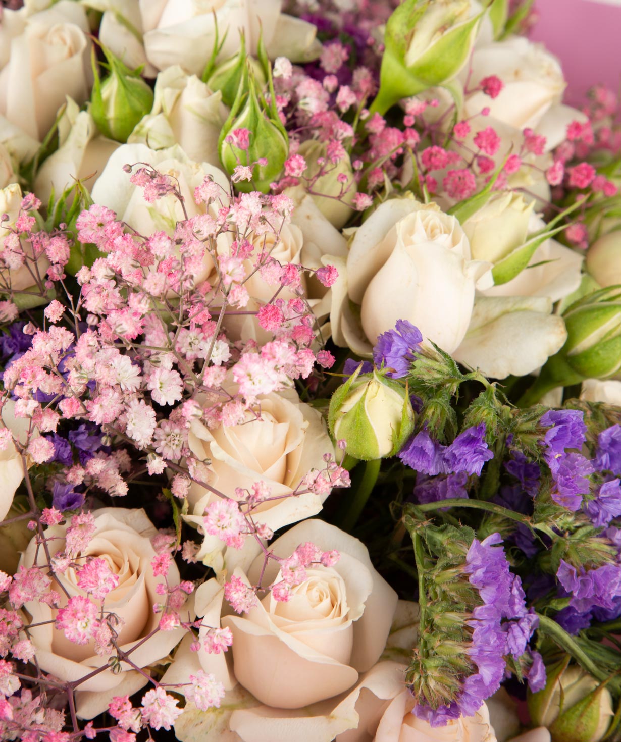 Ծաղկեփունջ «Զվեդրու»  վարդերով, լիմոնիումներով, գիպսոֆլայով