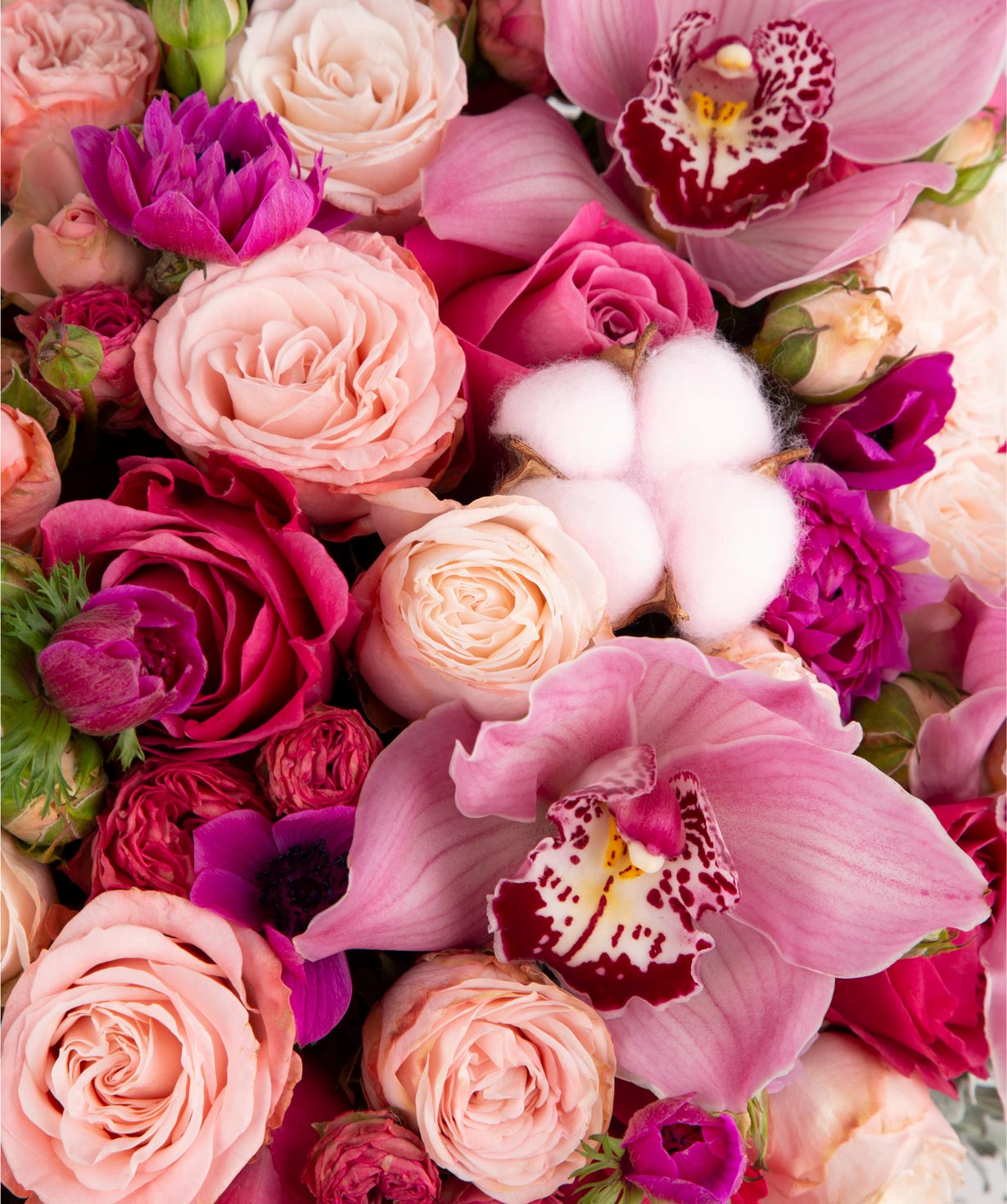 Композиция `Амурск` из кустовых роз и орхидей