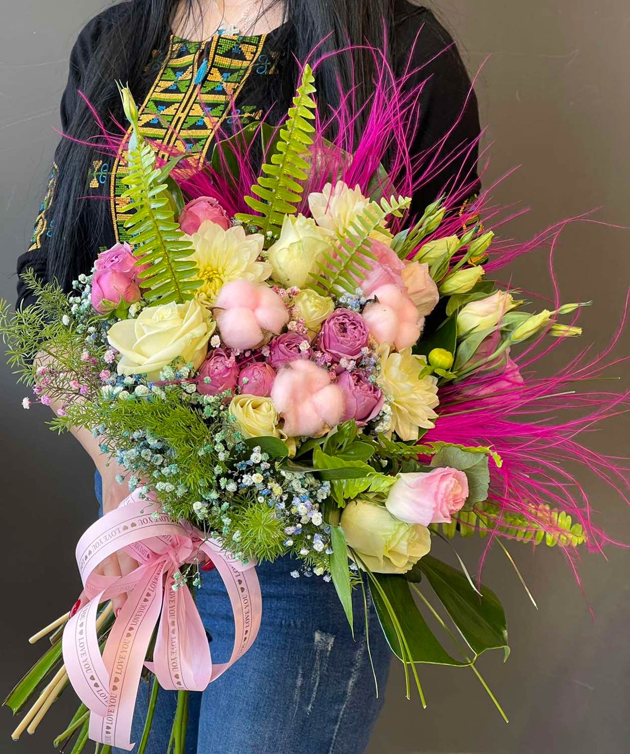 Bouquet `Penialver` with roses and lisianthus
