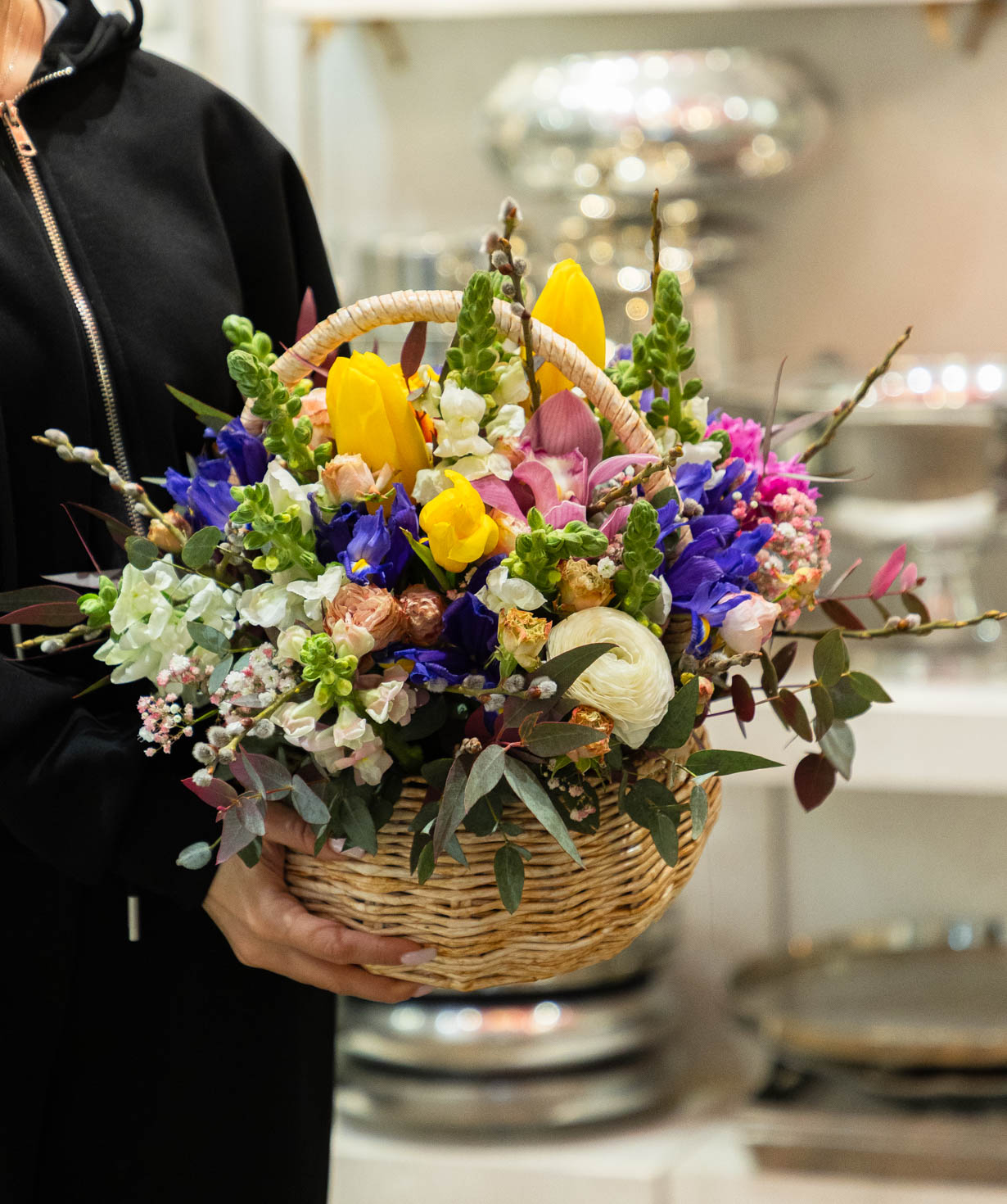 Կոմպոզիցիա «Auzoue» կակաչներով և ֆրեզիաներով