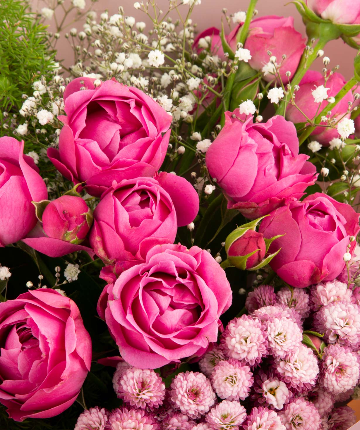 Ծաղկեփունջ «Սալերնո» վարդերով և քրիզանթեմներով