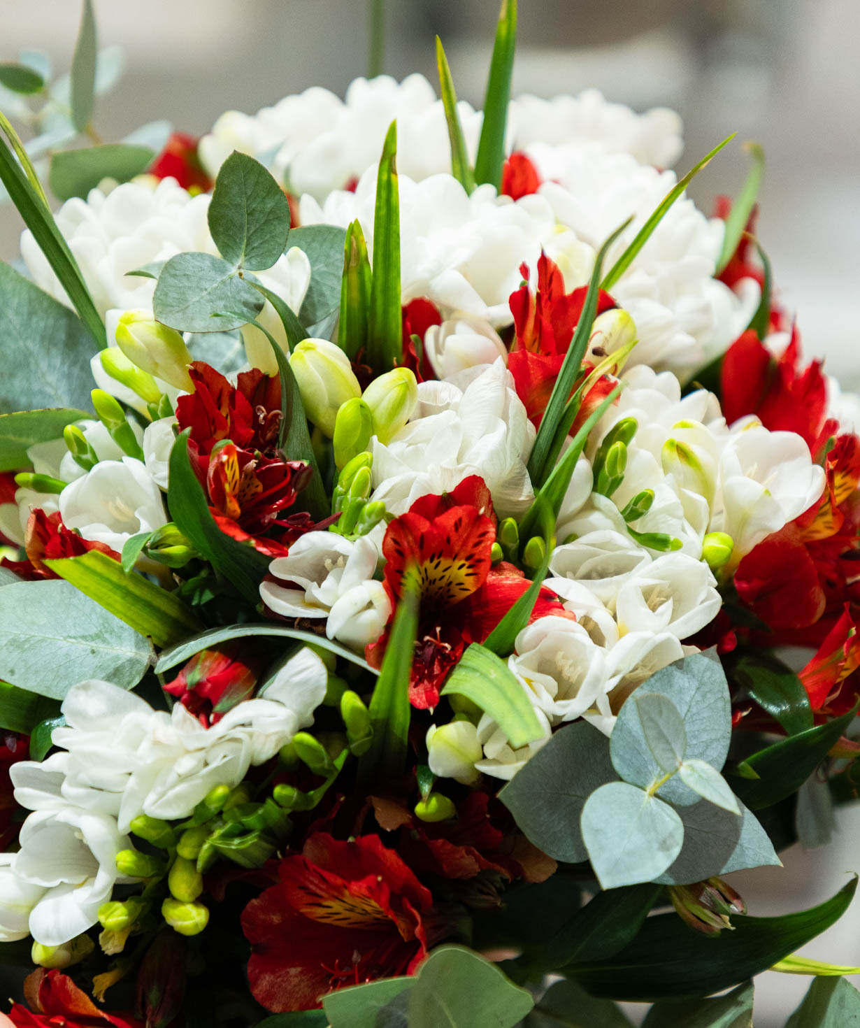 Ծաղկեփունջ «Eure» ալստրոմերիաներով և ֆրեզիաներով