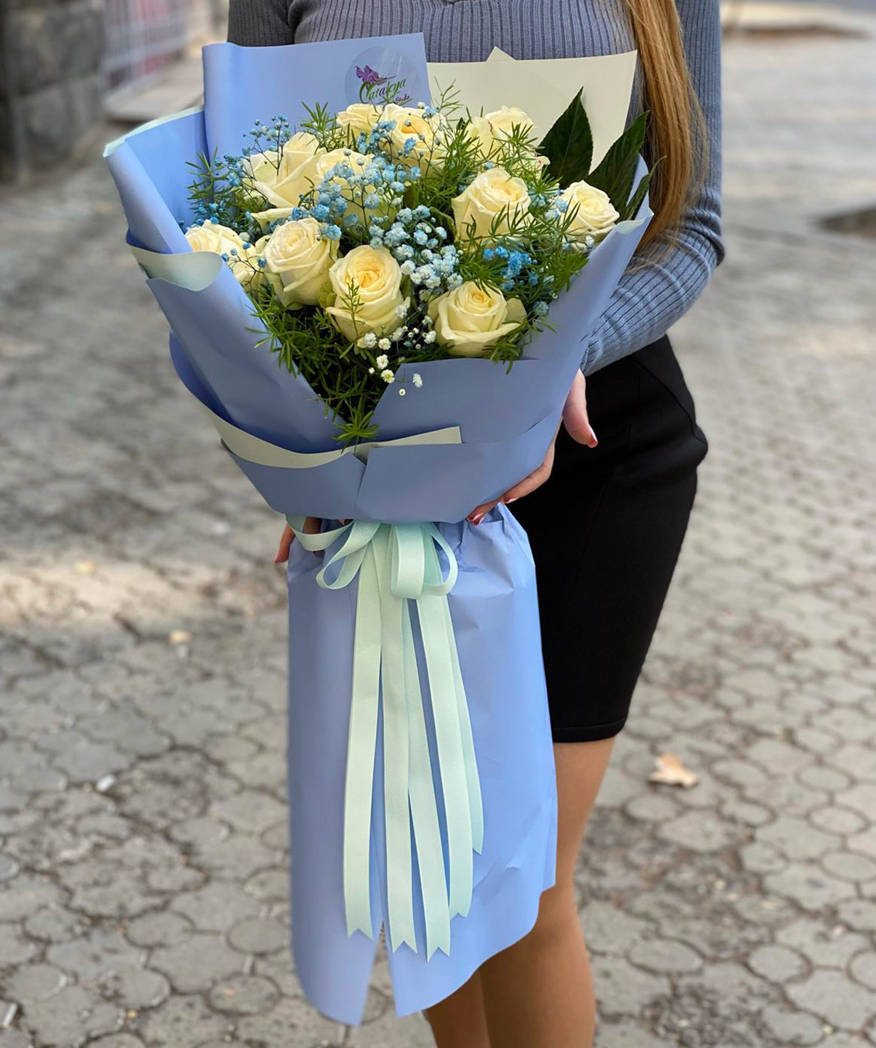 Bouquet `Nougat` with roses and gypsophila