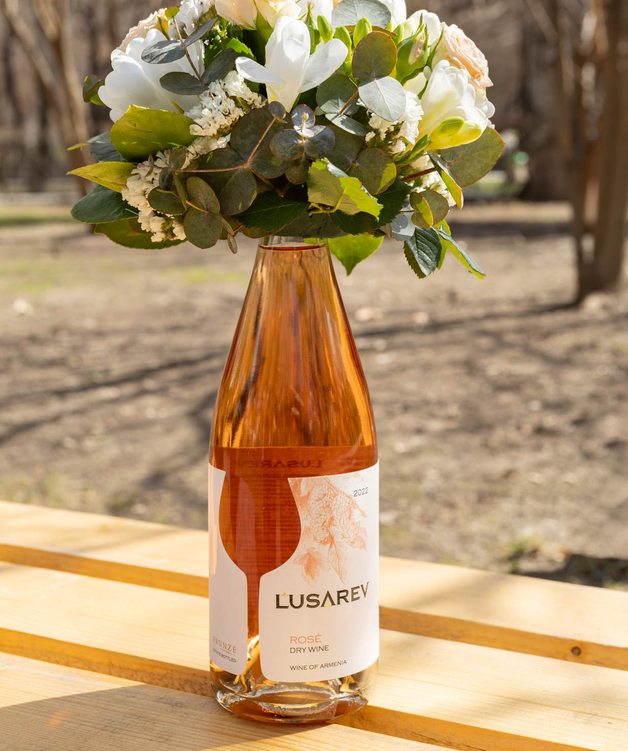 Կոմպոզիցիա «Lusarev Wines» Գինով և ծաղիկներով
