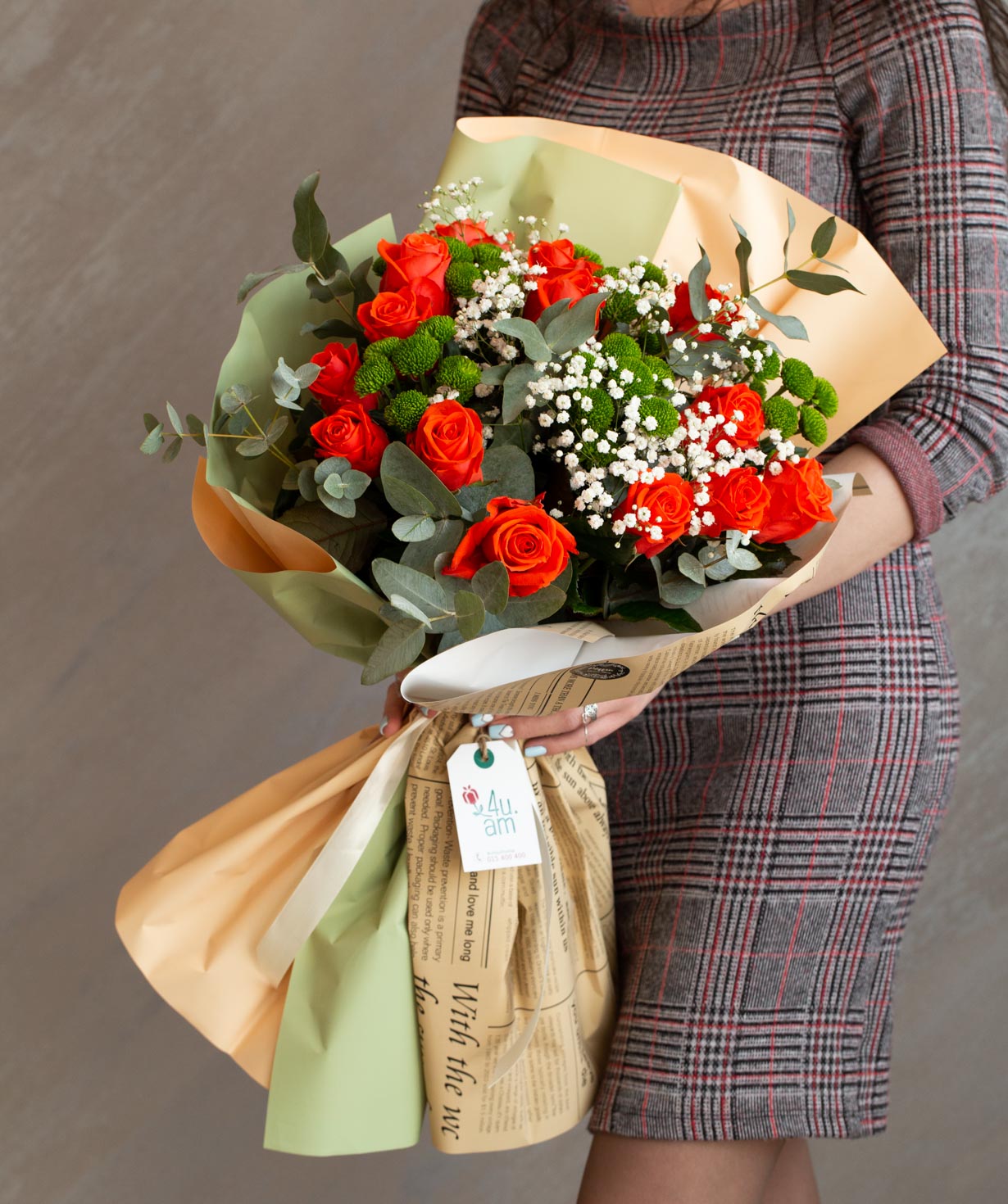 Ծաղկեփունջ «Լիդա» վարդերով, քրիզանթեմներով և գիպսաֆիլաներով