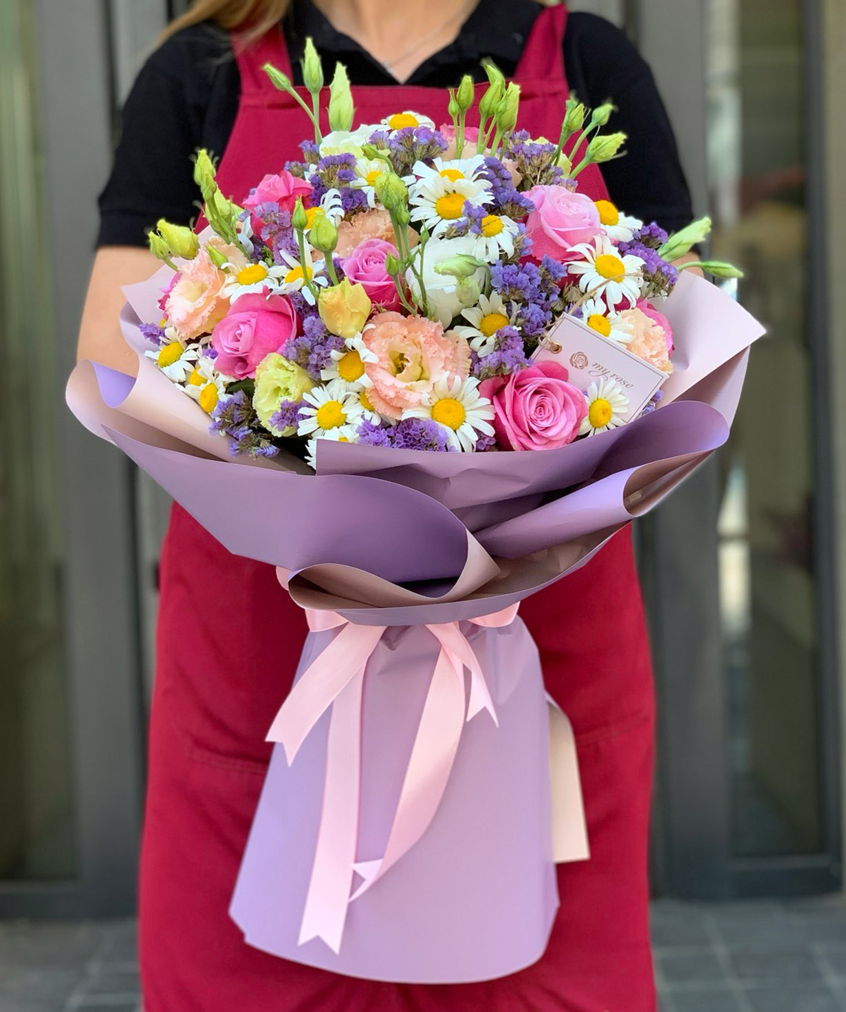 Bouquet `Marganel` with roses and lisianthus
