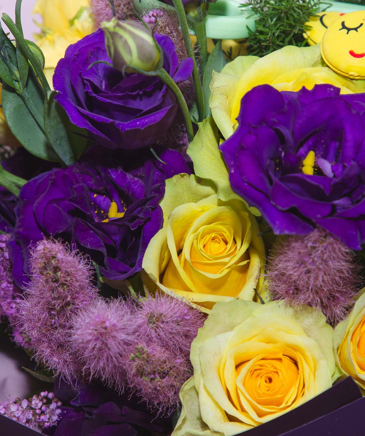 Букет «Бидинген» с розами и лизиантусами