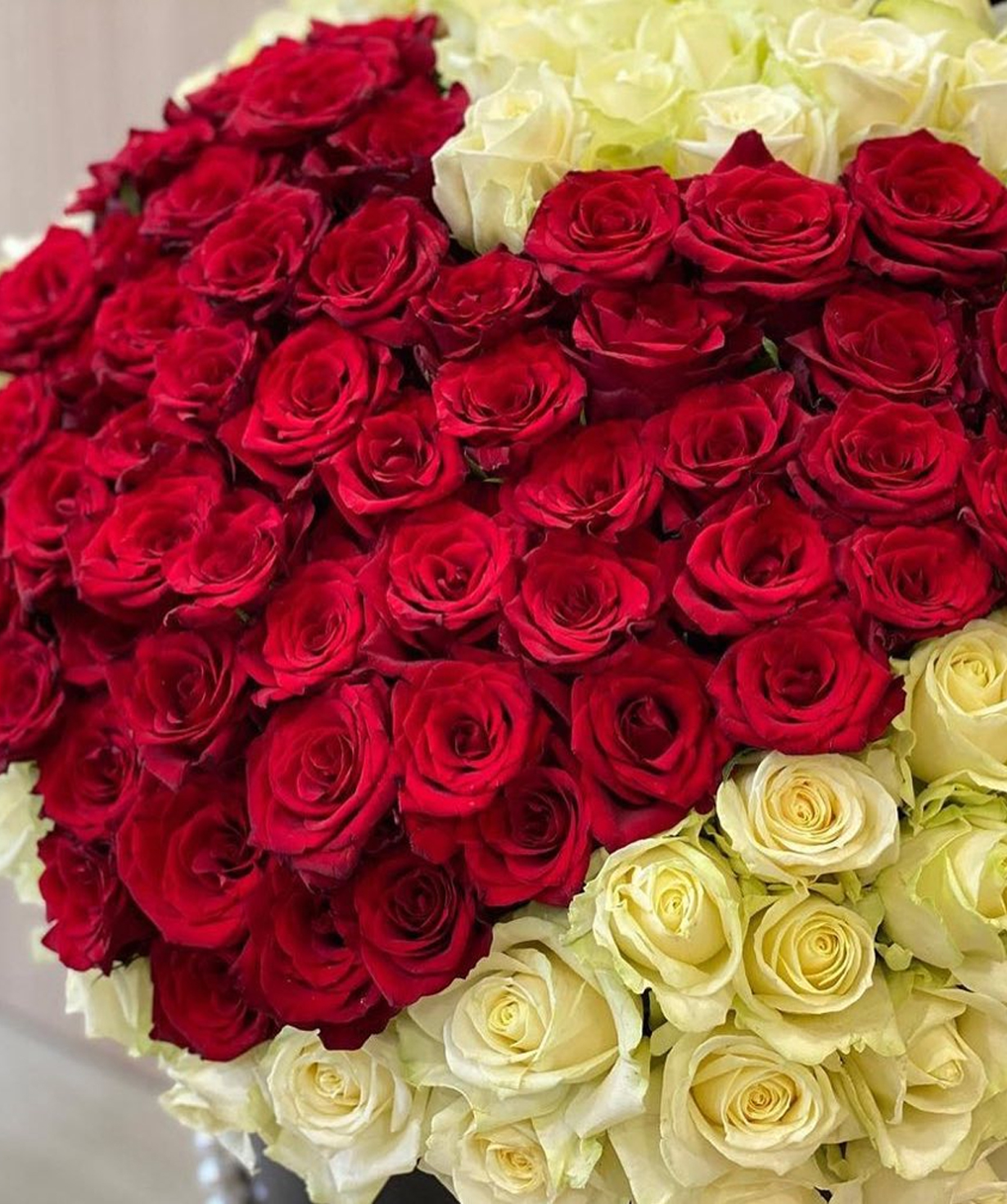 Composition «Ava» with roses