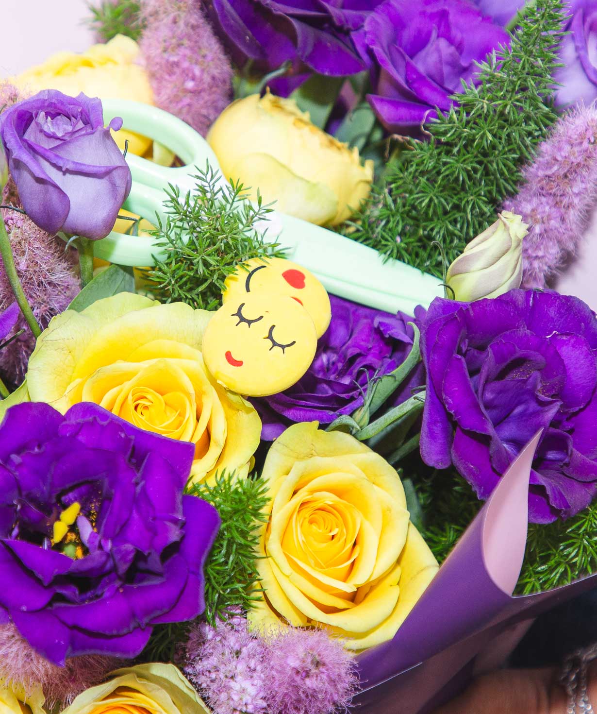 Букет «Бидинген» с розами и лизиантусами