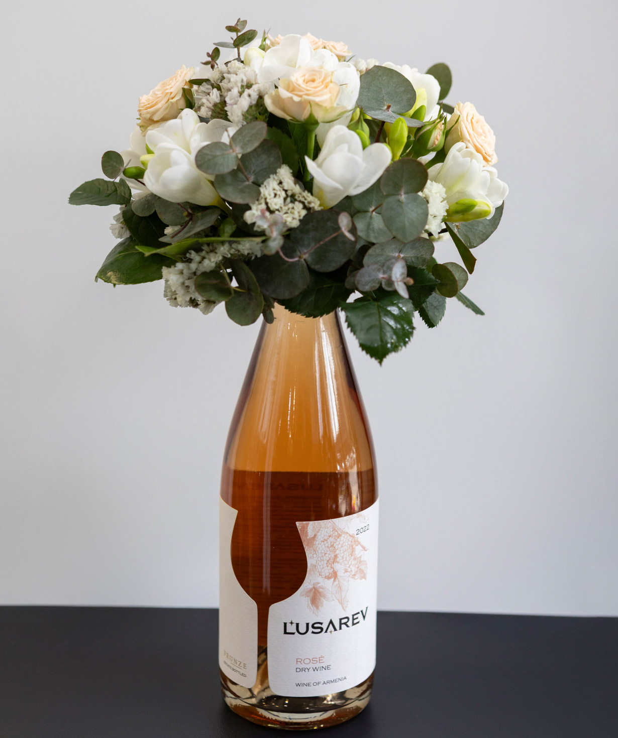 Կոմպոզիցիա «Lusarev Wines» Գինով և ծաղիկներով