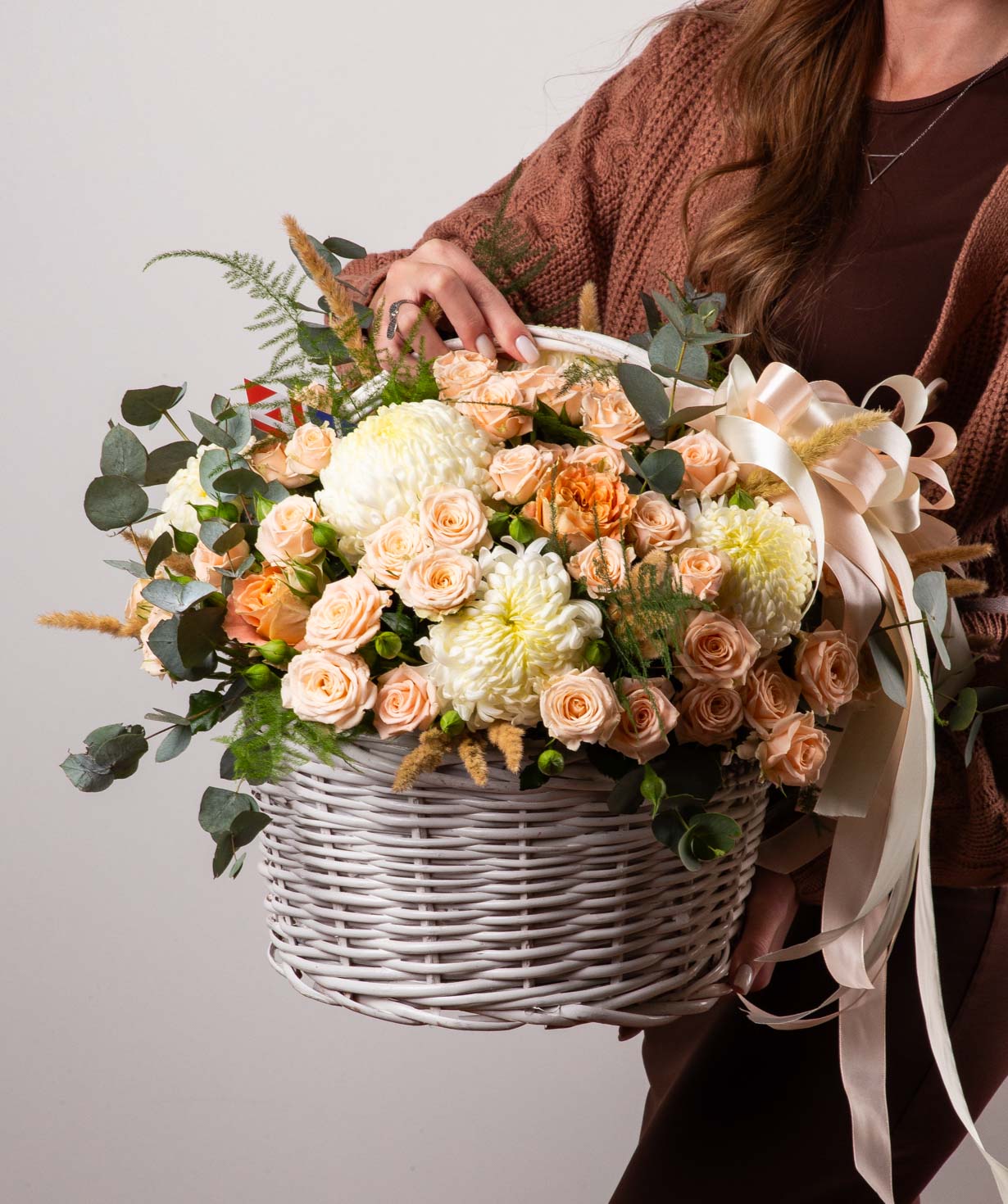 Composition «Kumbli» with roses and chrysanthemums