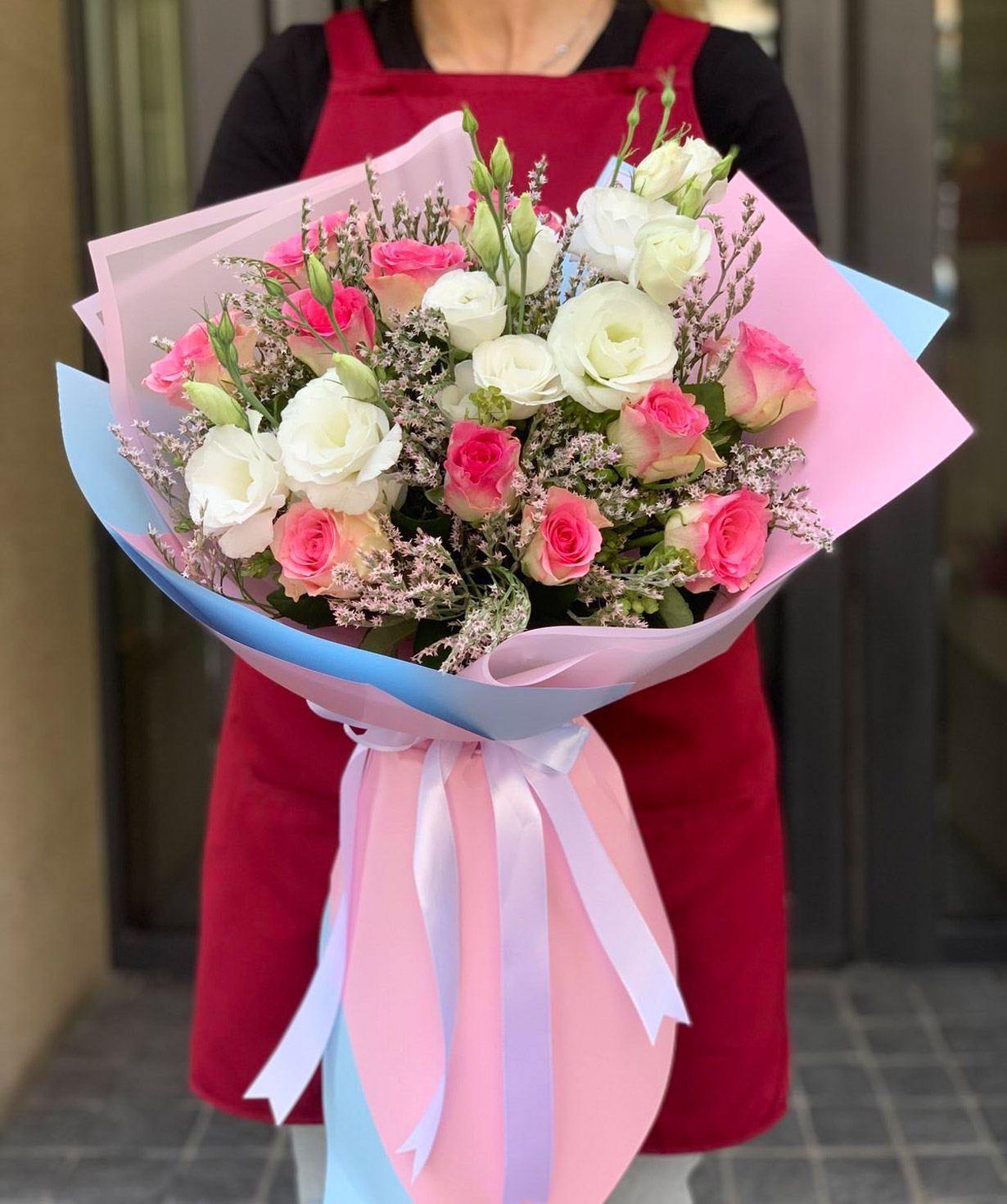Bouquet `Lipari` with roses and lisianthus