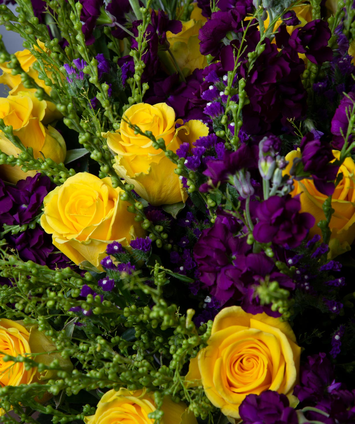 Ծաղկեփունջ «Վիկտորիա» վարդերով և դաշտային ծաղիկներով