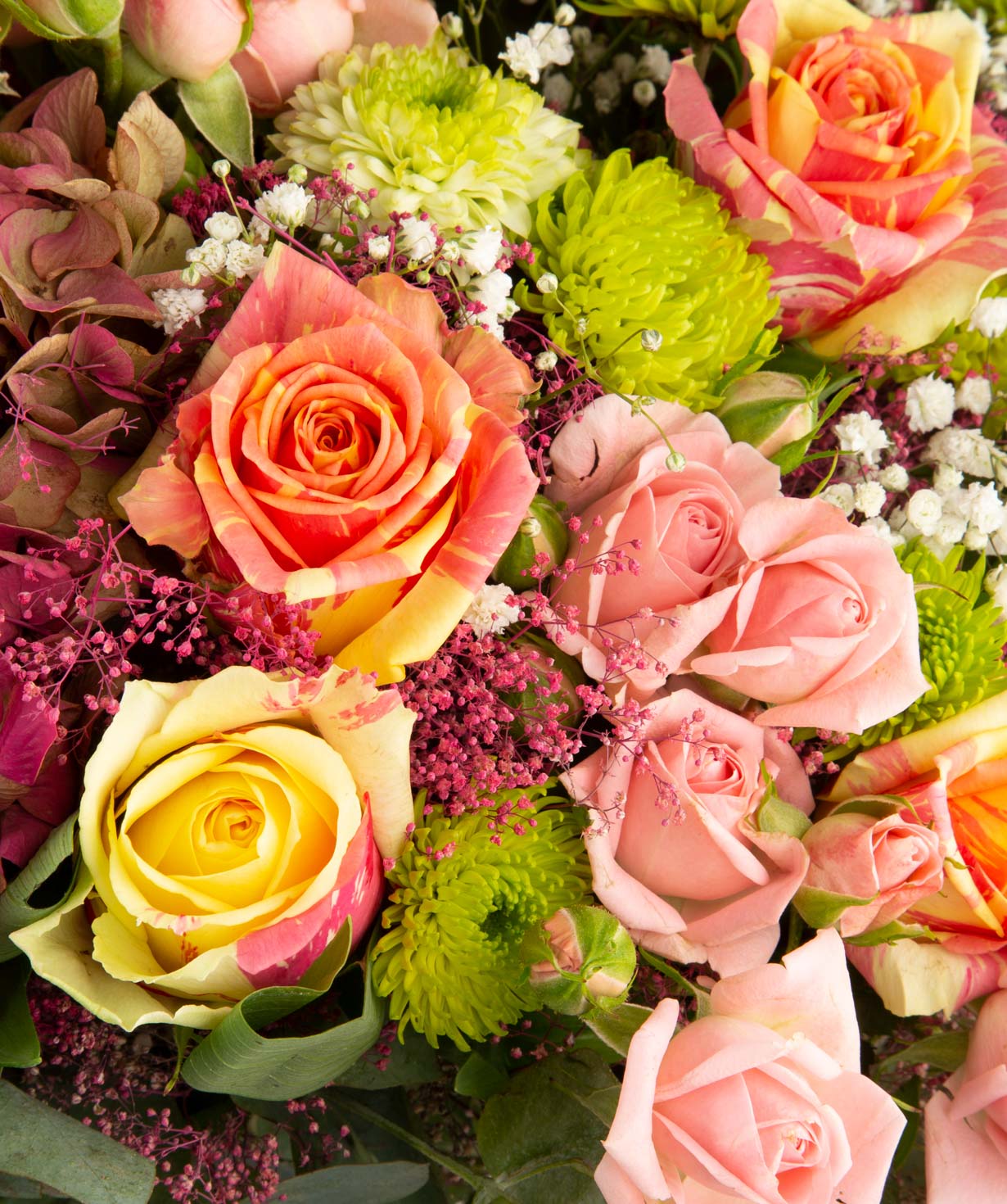 Букет `Норт Бей` с розами, гортензиями и хризантемами