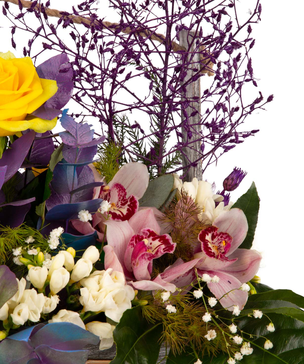 Композиция `Овоссо` с розами, орхидеями, фрезиями и эвкалиптом