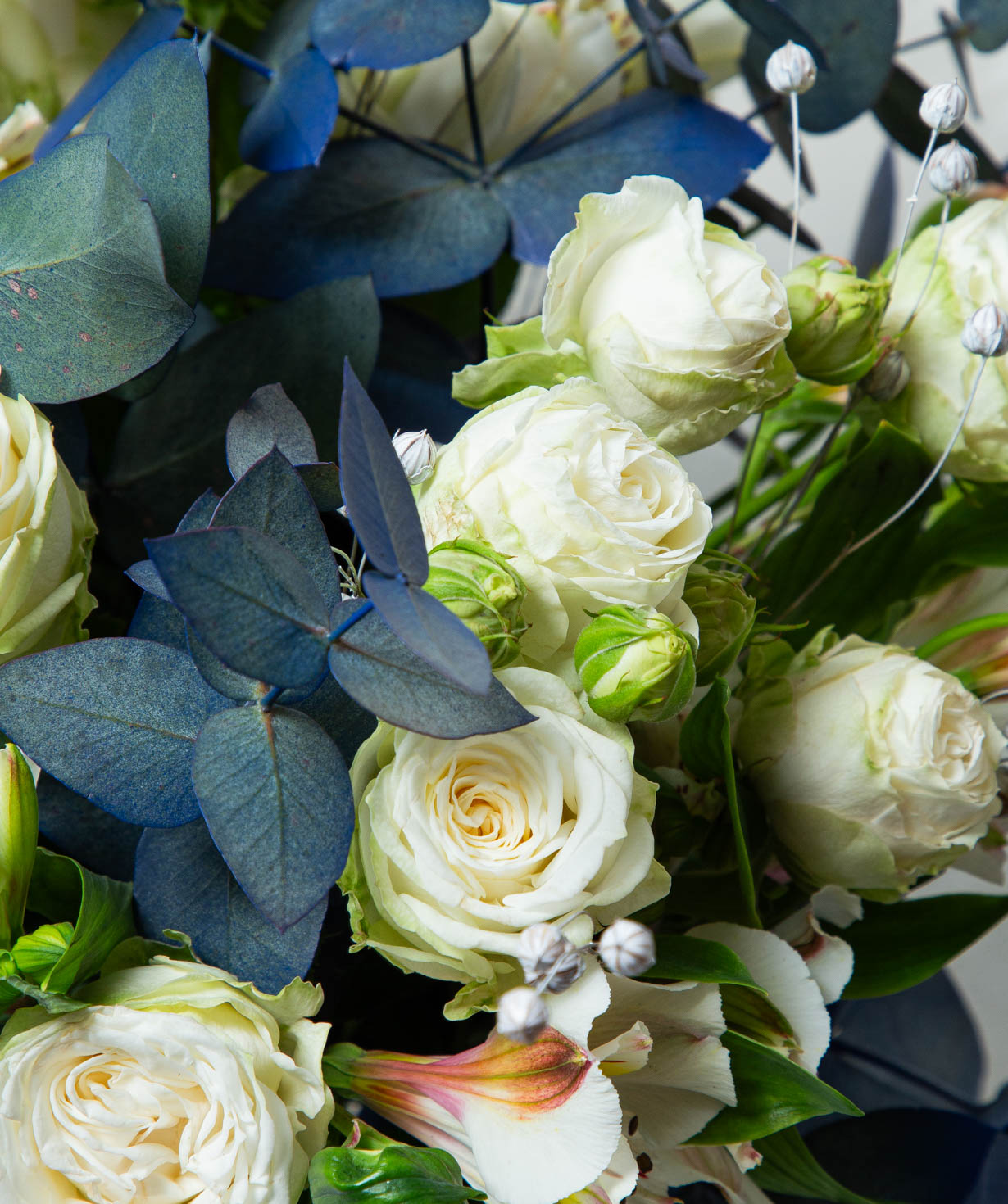 Ծաղկեփունջ «Տենեդոս» փնջային վարդերով և ալստրոմերիաներով