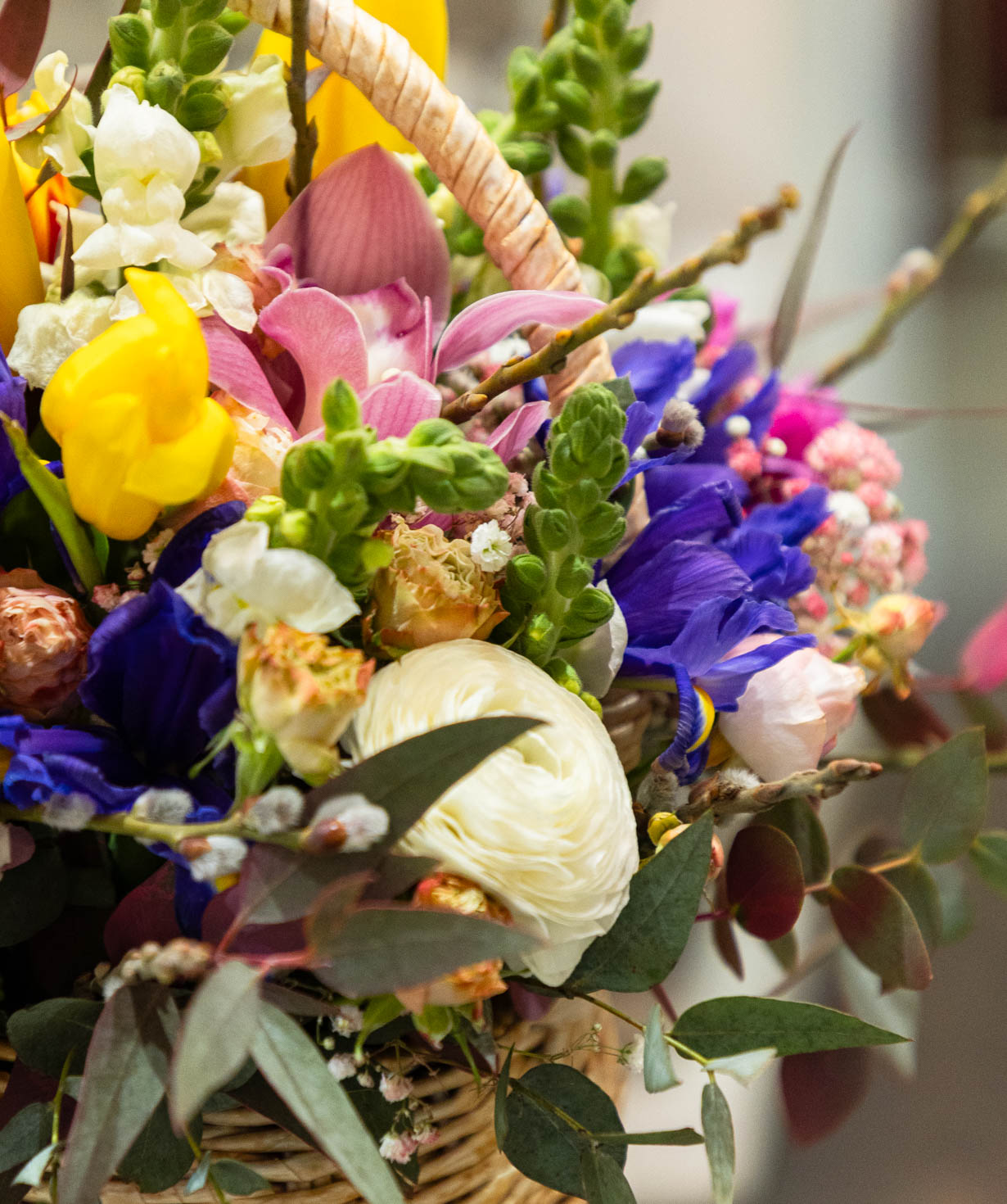 Կոմպոզիցիա «Auzoue» կակաչներով և ֆրեզիաներով