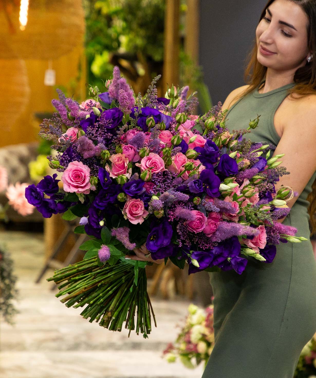 Bouquet «Barbuda» with roses and lisianthus