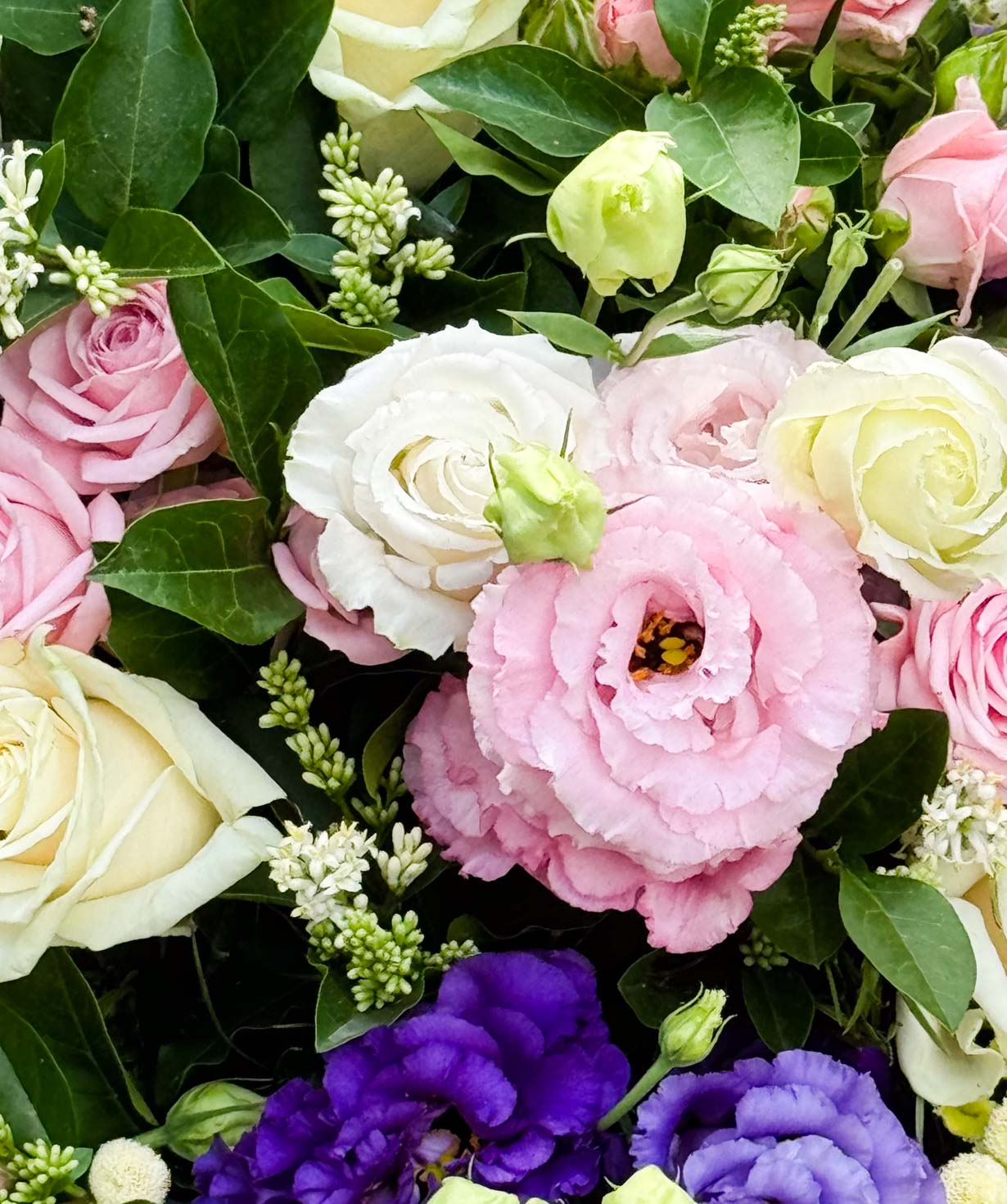 Bouquet «Altötting» with roses and lisianthus