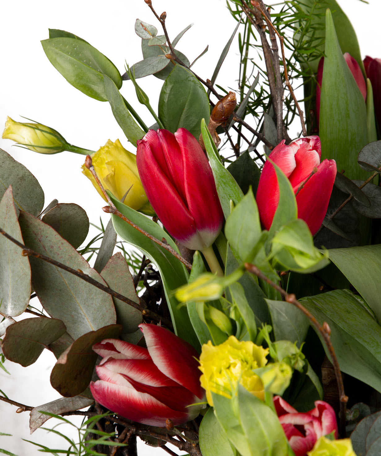 Букет ''Жюли'' с тюльпанами и лизиантусами