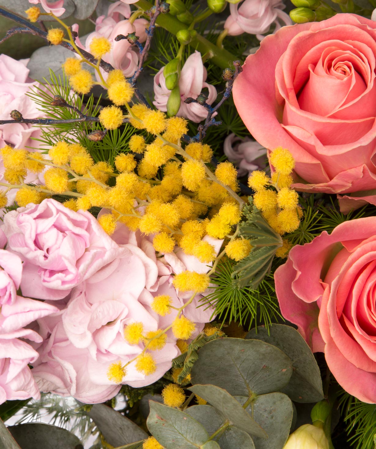 Композиция `Эйер` с розами, орхидеами и фрезиями