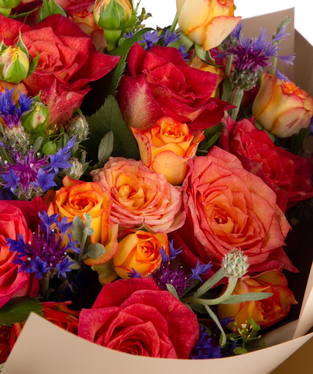 Ծաղկեփունջ «Վիլց» վարդերով և դաշտային ծաղիկներով