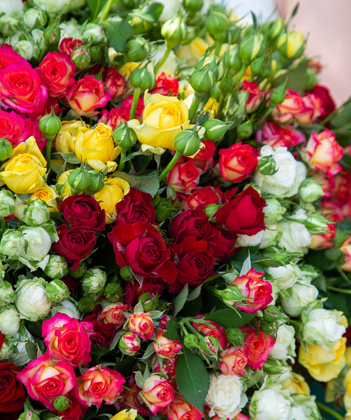 Bouquet ''Ardore'' with spray roses, 70 cm