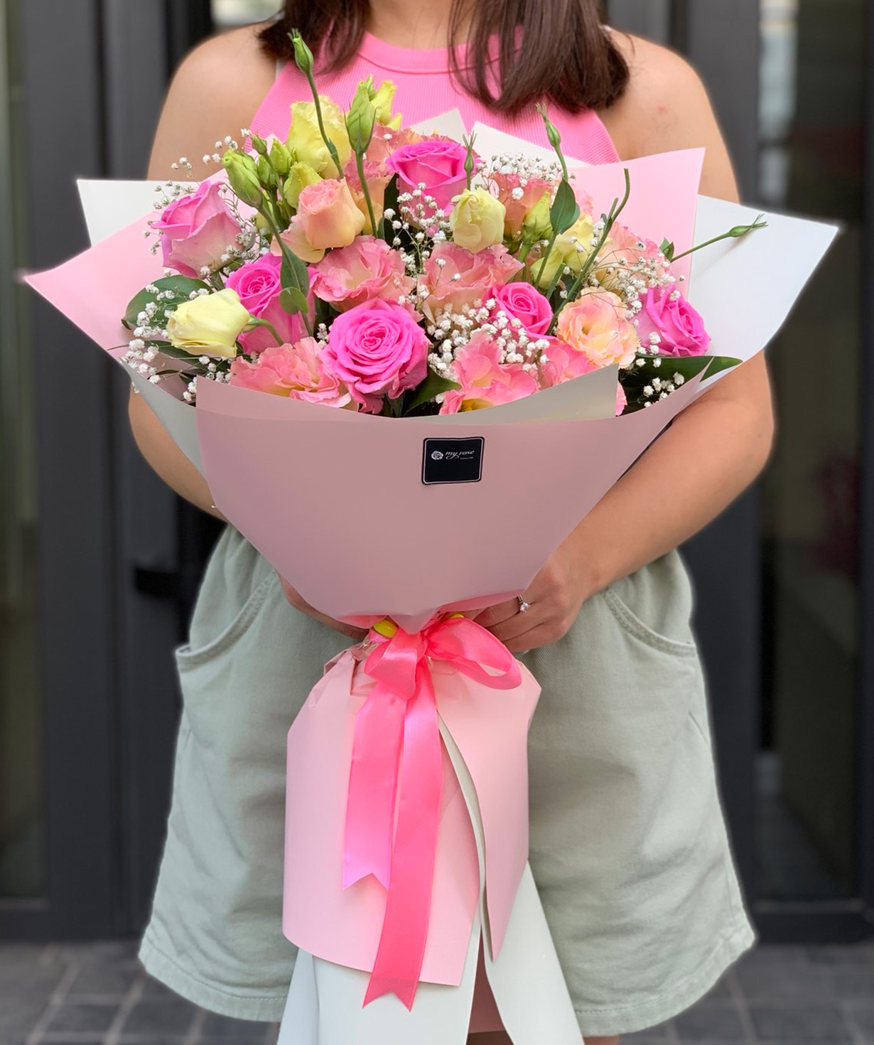 Bouquet `Mantova` with roses and lisianthus