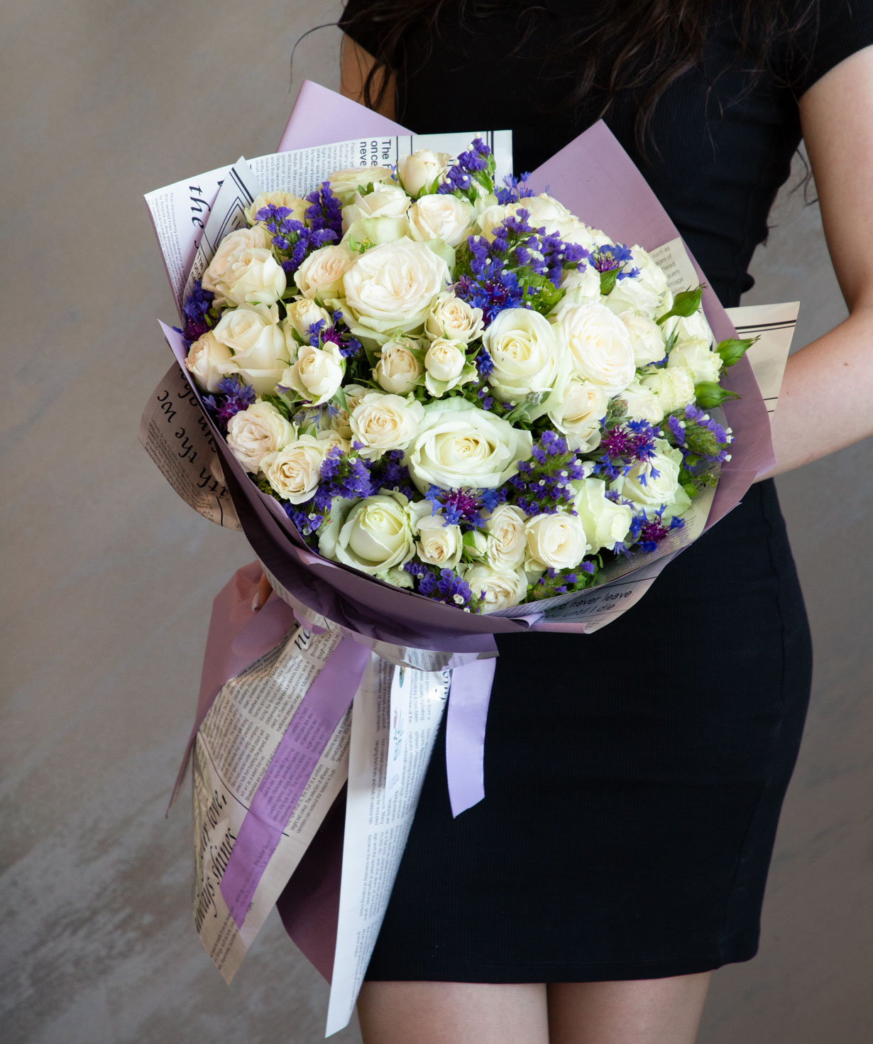 Bouquet `Sanem` with roses and limoniums