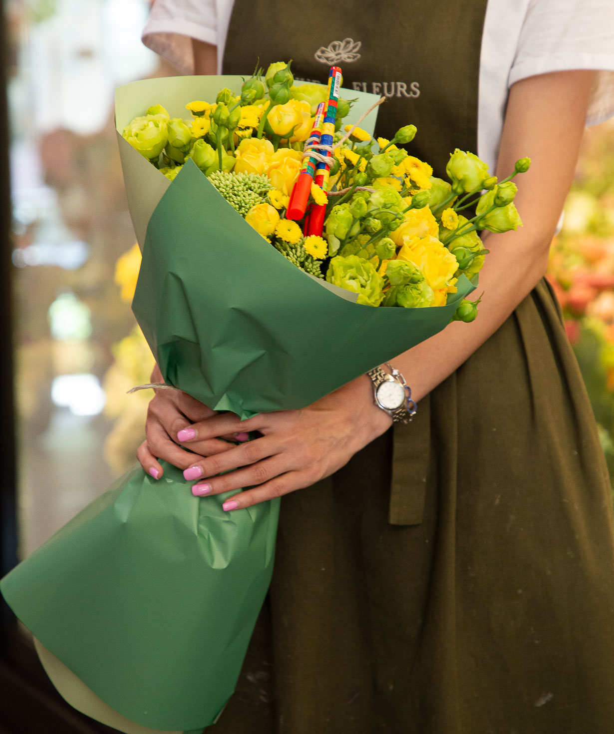 Ծաղկեփունջ «Այրոլե» փնջային վարդերով և քրիզանթեմներով