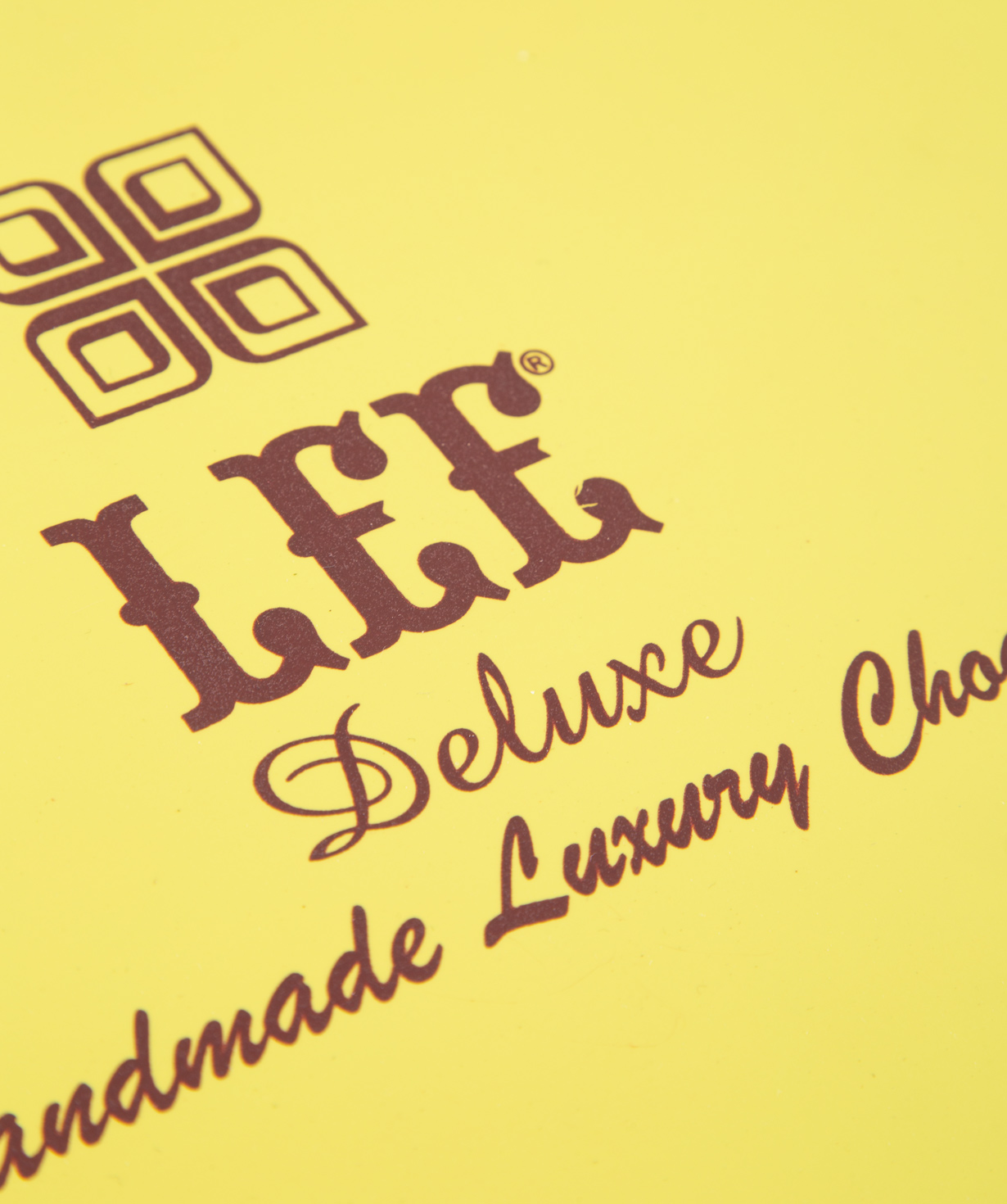 Collection `Lee Deluxe` in a wooden box, yellow
