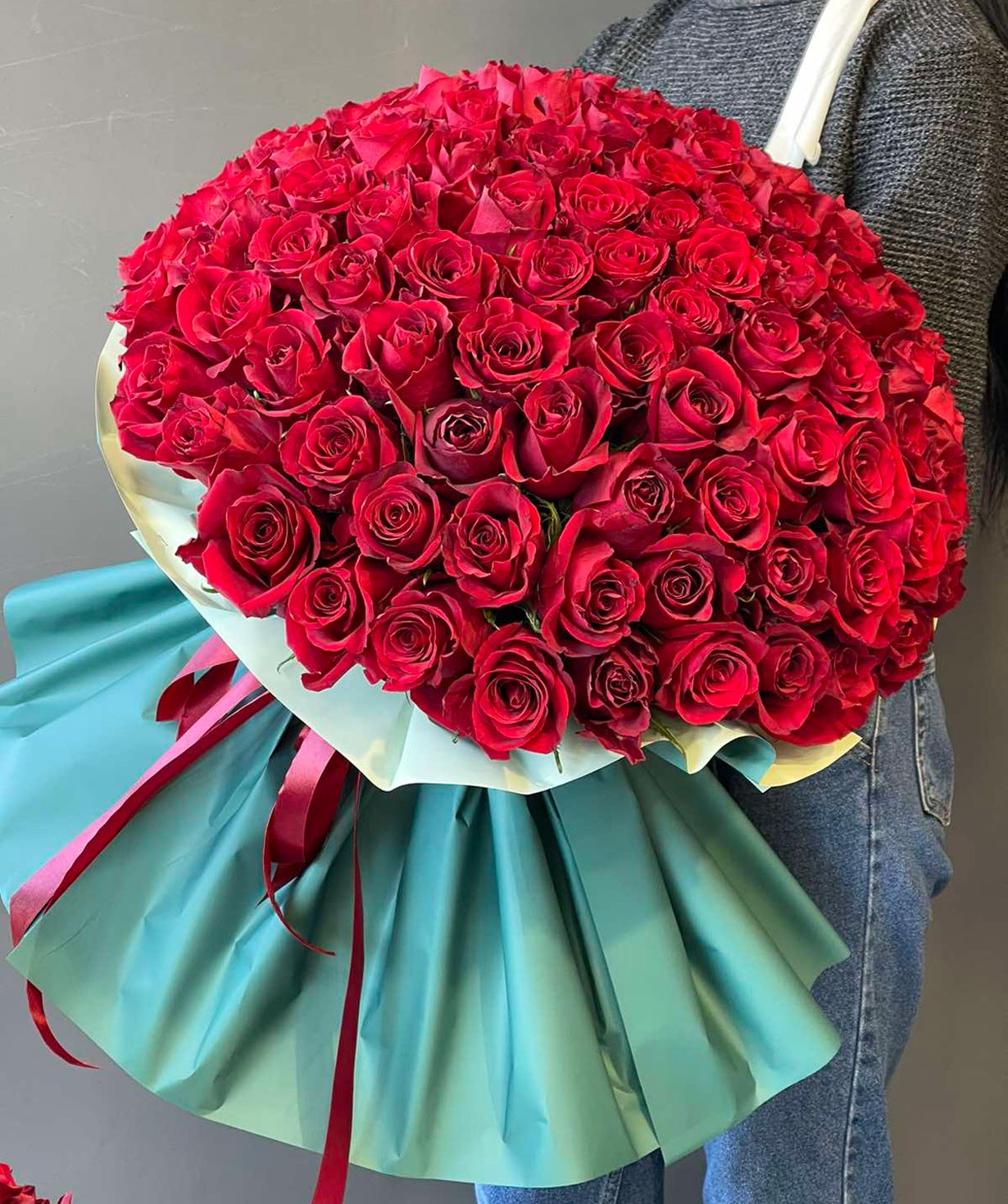 Bouquet `Perdigera` with Ecuadorian roses
