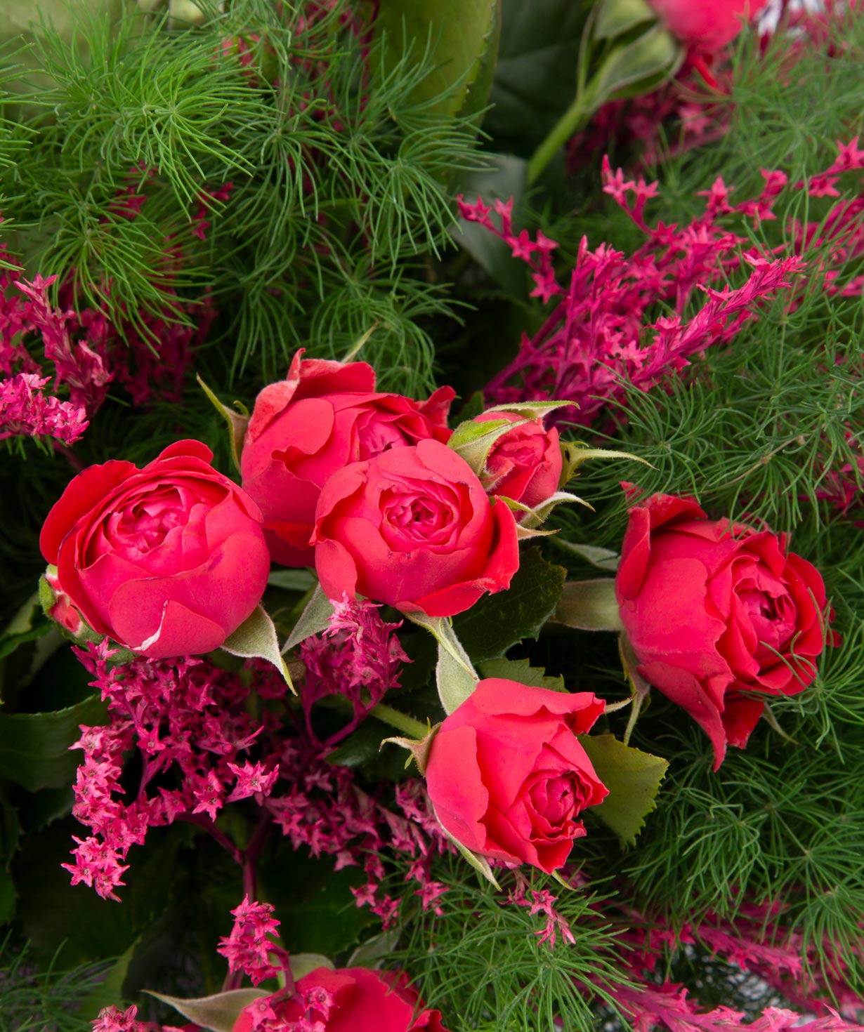 Կոմպոզիցիա «Լոնկոպե» վարդերով և դաշտային ծաղիկներով