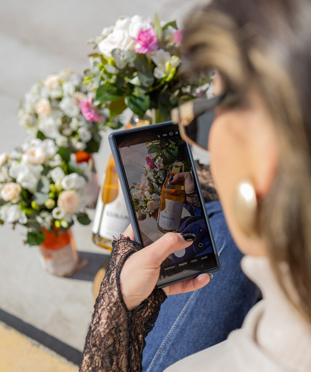 Կոմպոզիցիա «Lusarev Wines» Գինով և ծաղիկներով №2