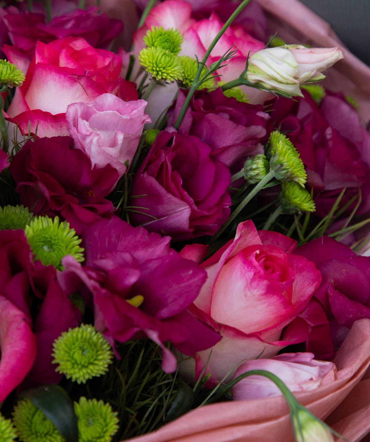 Bouquet «Hamilton» with roses and lisianthus