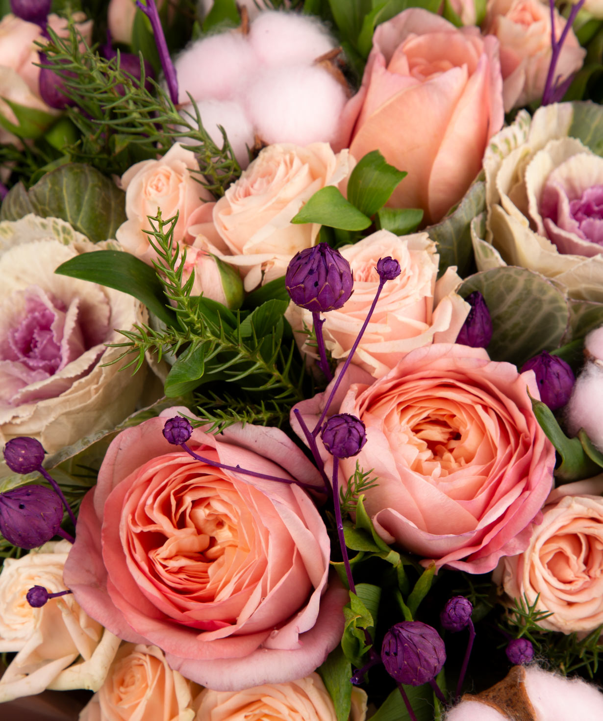 Ծաղկեփունջ «Միրգորոդ» պիոն վարդերով և փնջային վարդերով
