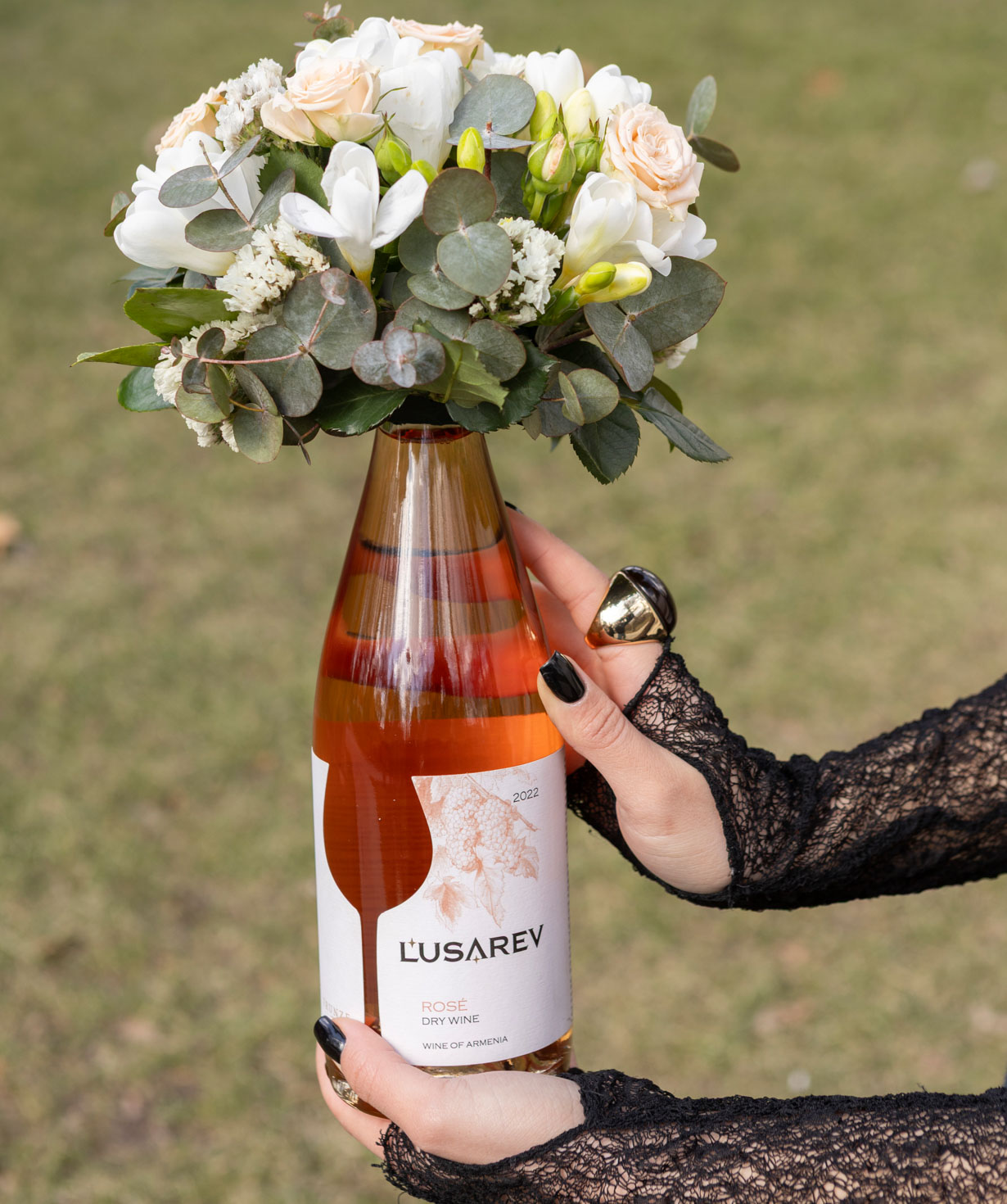 Կոմպոզիցիա «Lusarev Wines» Գինով և ծաղիկներով