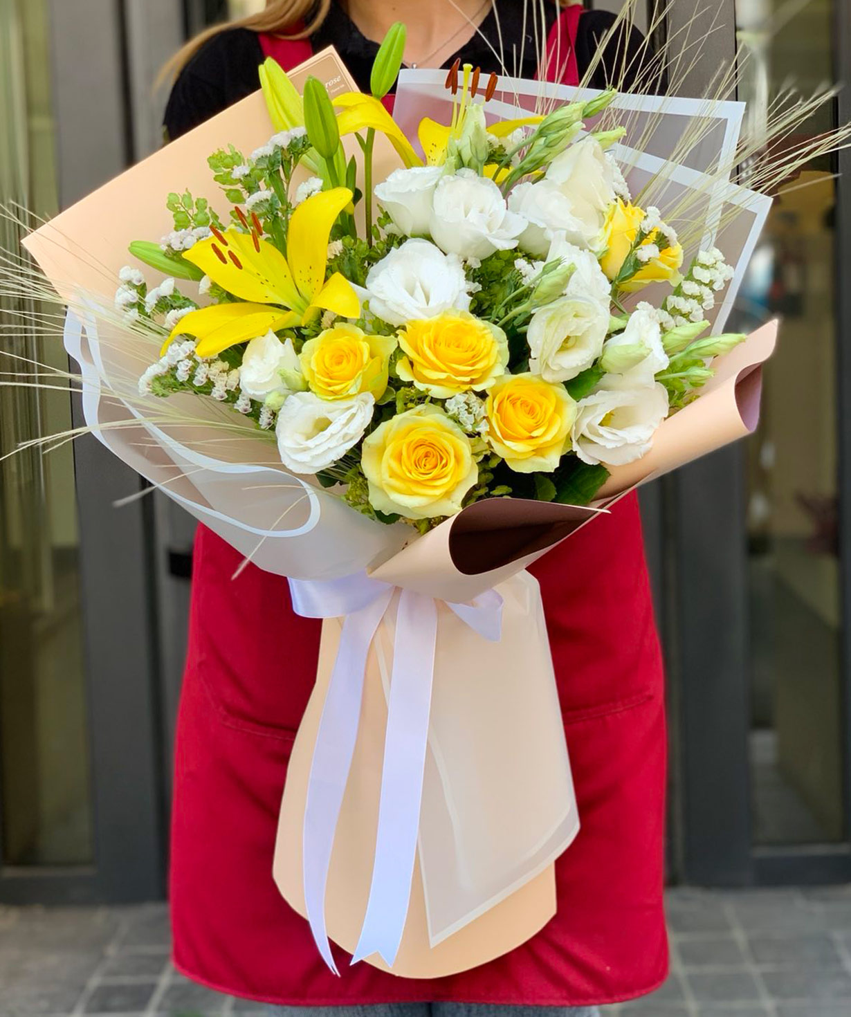 Bouquet `Maskefa` with roses and lisianthus