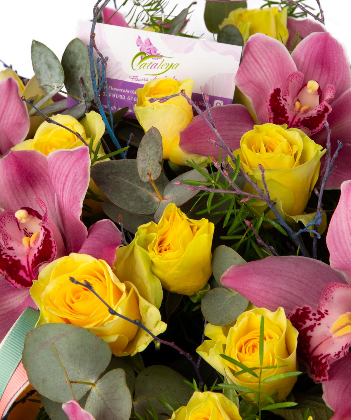 Композиция `Прива` с розами, орхидеями и эвкалиптоми