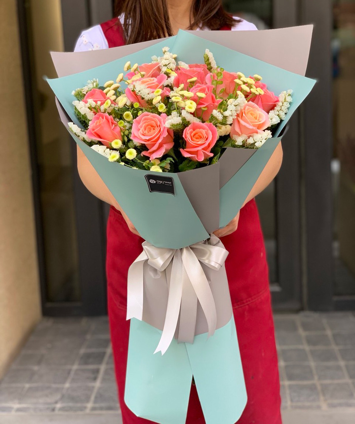 Bouquet `Muroran` with roses and chrysanthemums