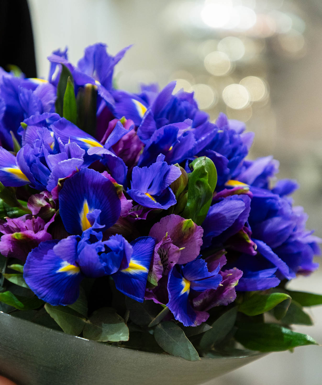 Композиция «Auve» с ирисами и альстромериями