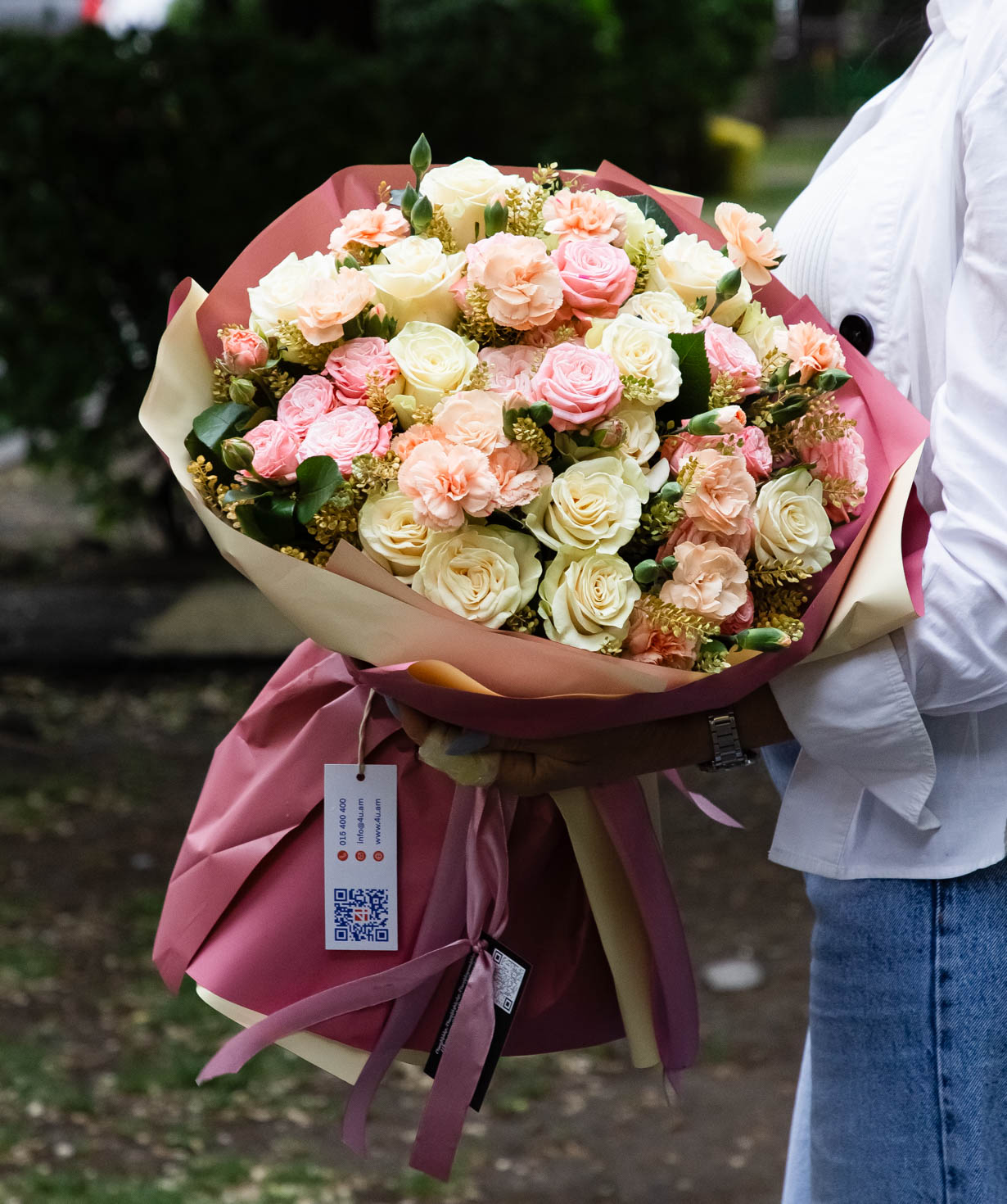 Bouquet «Württemberg» with roses and dianthus