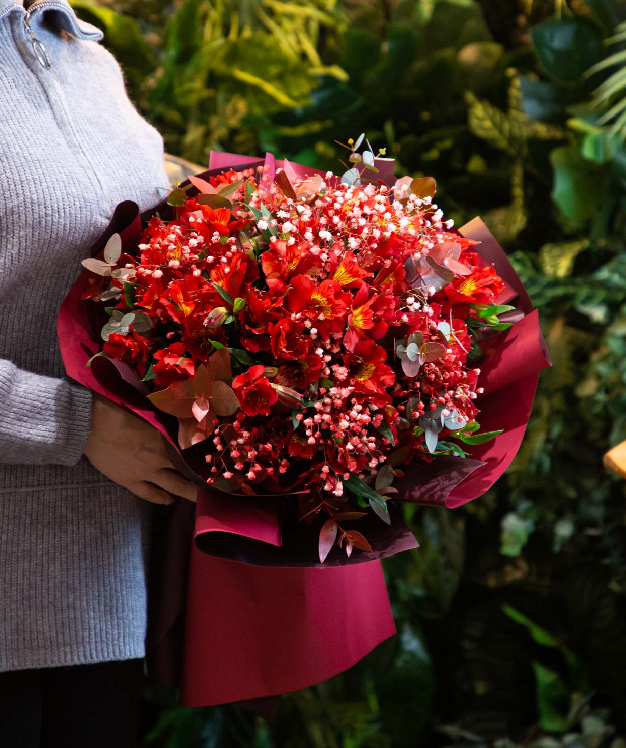 Bouquet ''Roma'' with gypsophilas