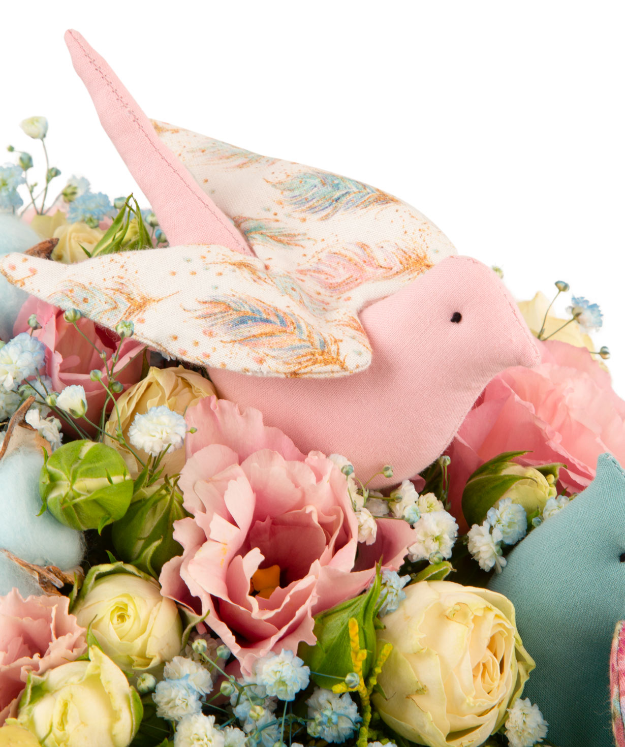 Composition `Niebla` with spray roses and lisianthus