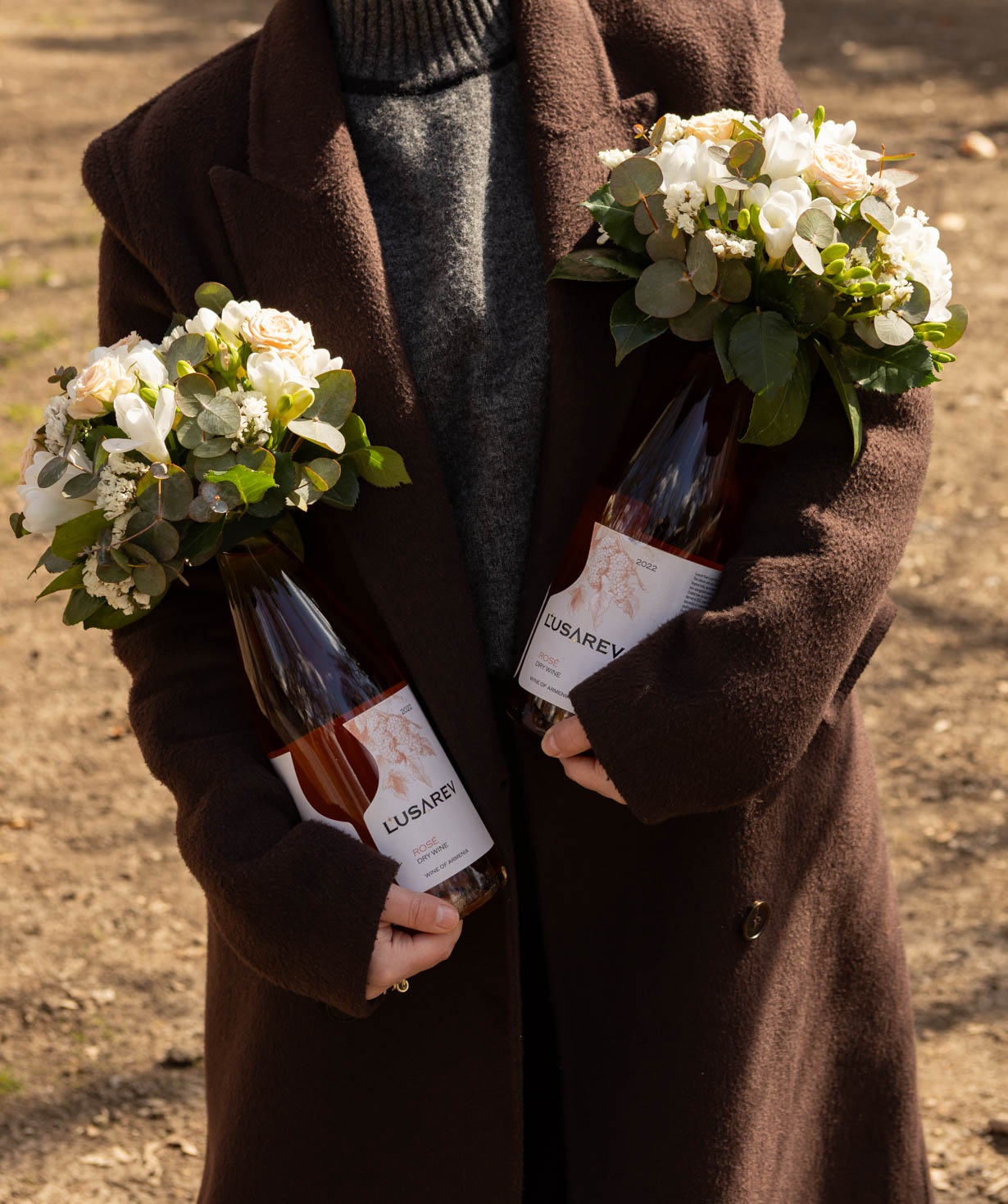 Կոմպոզիցիա «Lusarev Wines» Գինով և ծաղիկներով